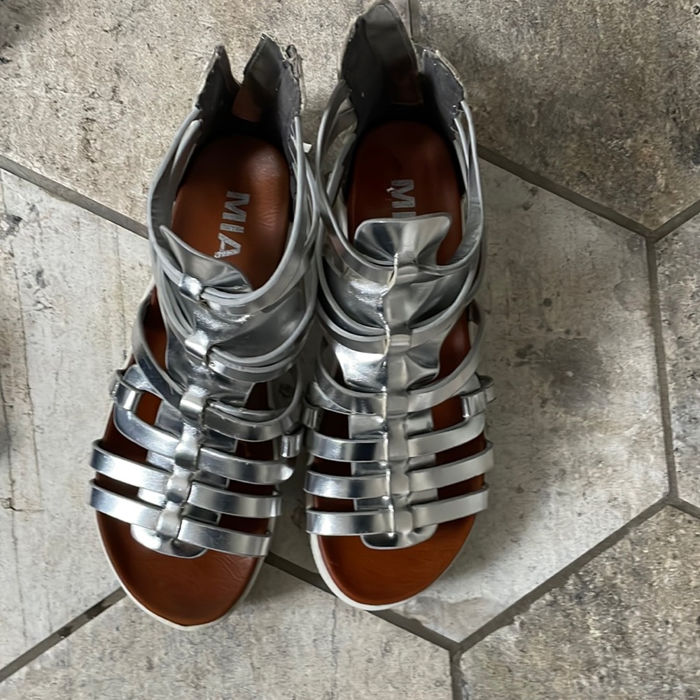 Mia sandals